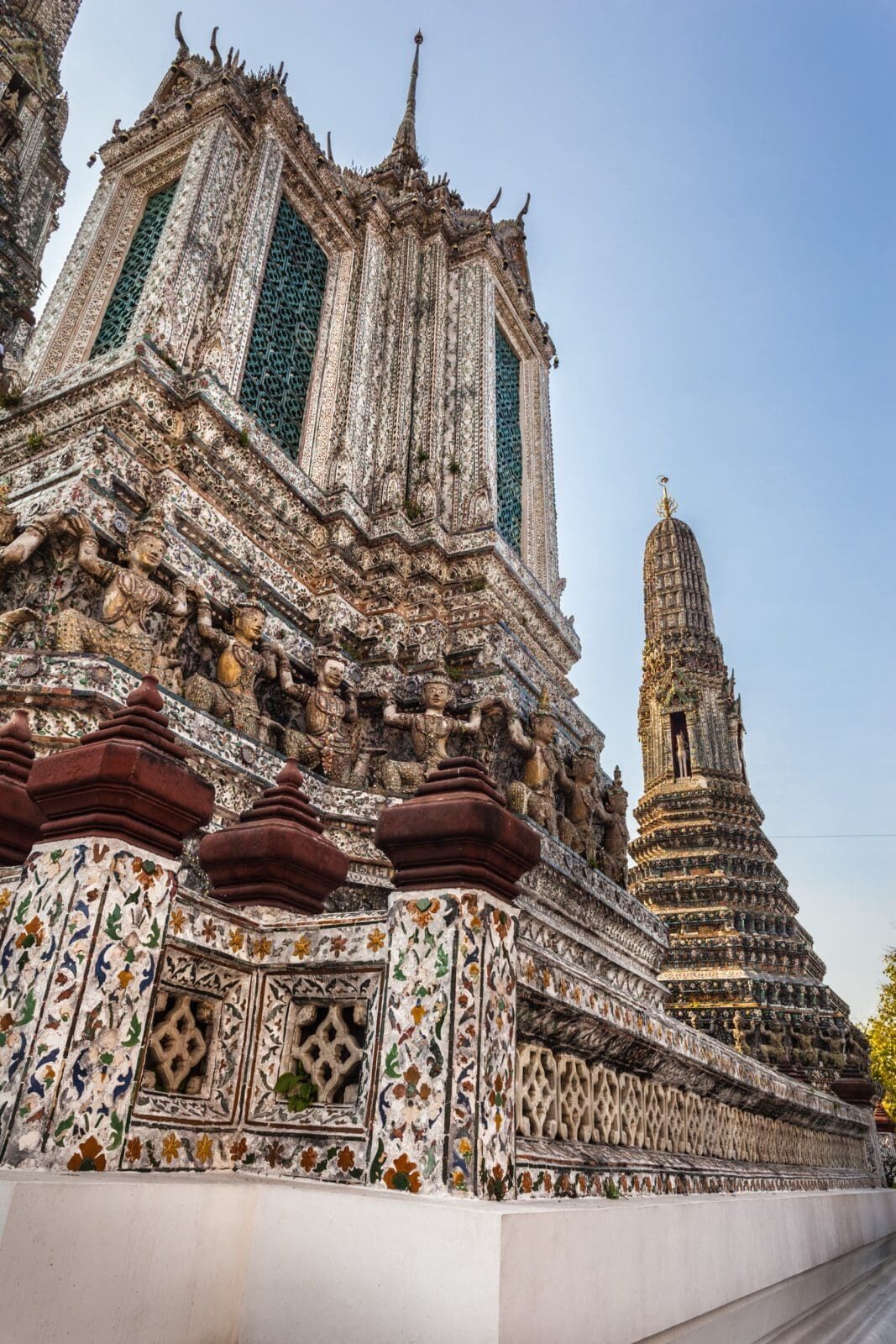 Porcelain-tiled prang and temple grounds of Wat Arun, Bangkok