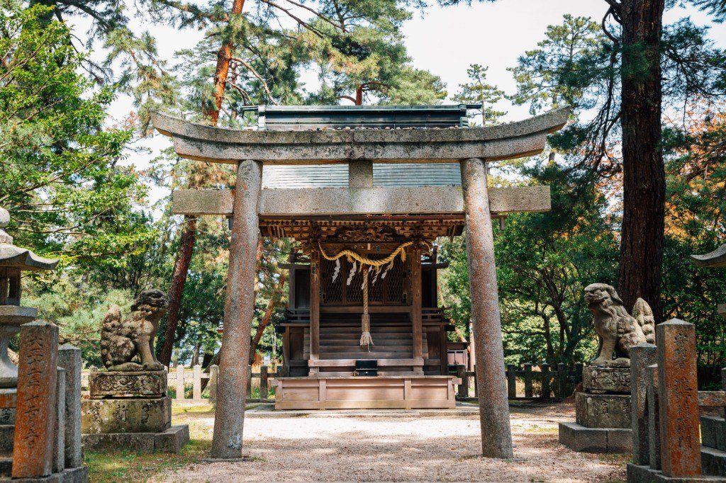 Tahoto pagoda of Chion-ji Temple and the pine-lined path at Amanohashidate