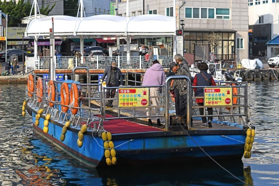 Abai Village hand-pulled ferry