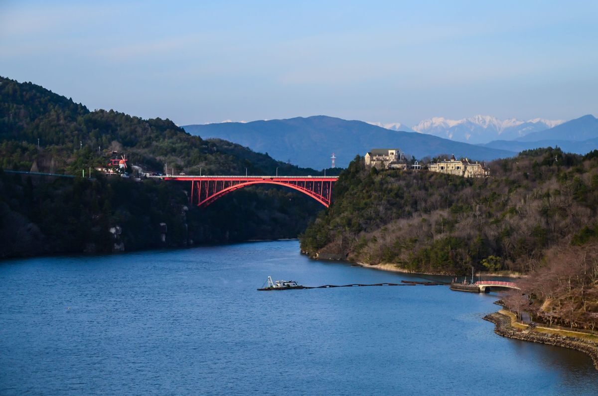Enakyo Gorge lake and the red Enakyo Bridge