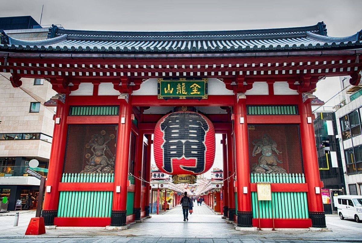 Kaminarimon Gate of Senso-ji Temple and the entrance to Nakamise-dori Street in Asakusa, Tokyo