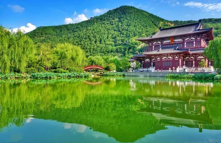 Lake view and Tang-style palace buildings at Huaqing Palace
