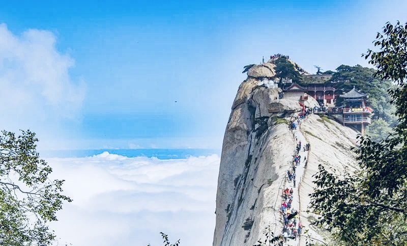 West Peak ridge and sea of clouds on Mount Hua