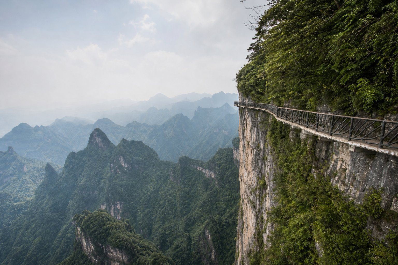 Guigu Plank Road scenery (AI-generated illustration)